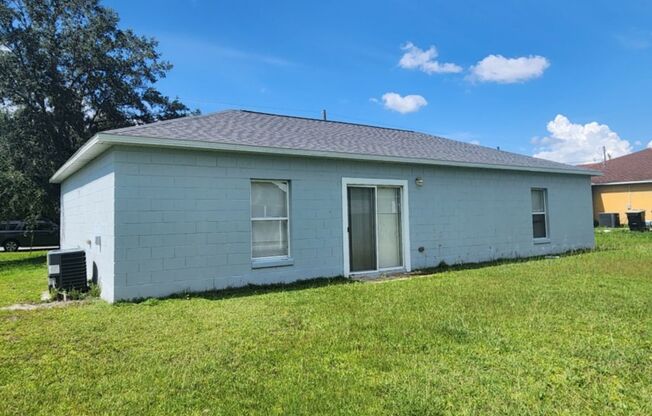 Very Nice cozy 3bd 2ba with a nice size back yard in Poinciana a definite must see!