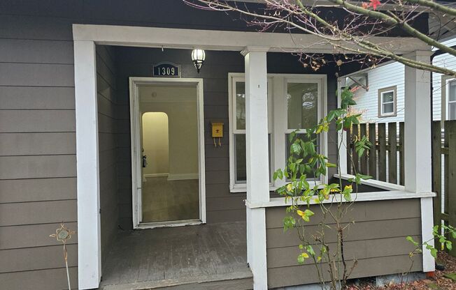 Charming 2 Bed, 1 Bath Home for Rent!