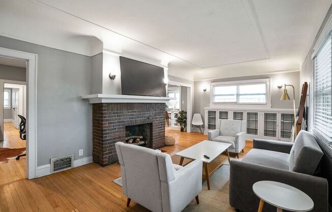 Rare quality UWM Flat , Walk to Campus!