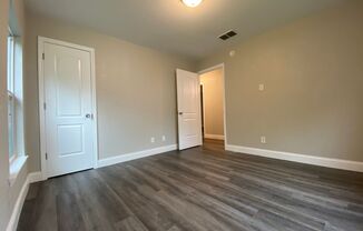 2 WEEKS FREE RENT!!! HOME FOR HOLIDAYS IN THE 3 BEDROOM DUPLEX!!!