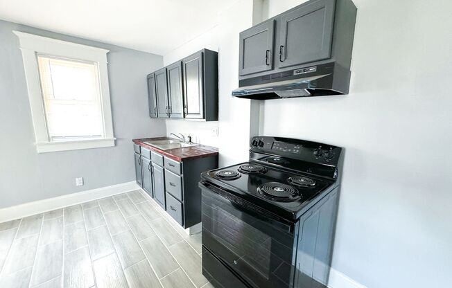 2 beds, 1 bath, 1,088 sqft, $1,200, Unit 118 N Sheffield Ave