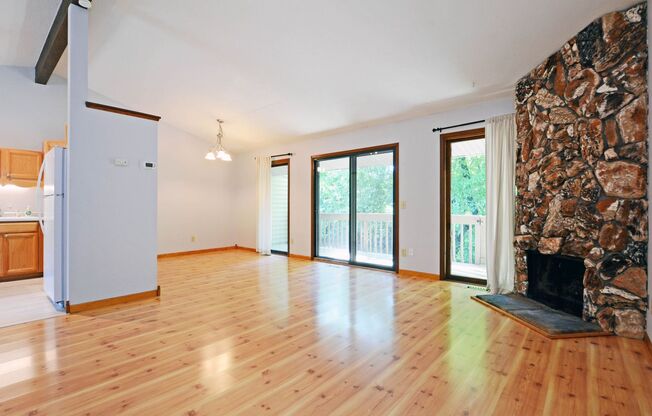 Beautiful 2 Bed 1.5 bathroom Woodbury Townhome