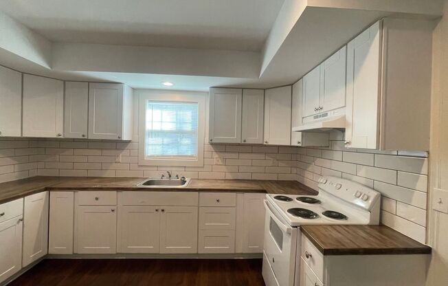 Charming three bedroom two bathroom home in Augusta Road neighborhood! 1st month free!