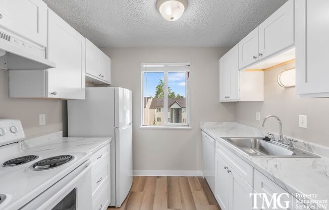 3 beds, 1 bath, 943 sqft, $1,550, Unit 37