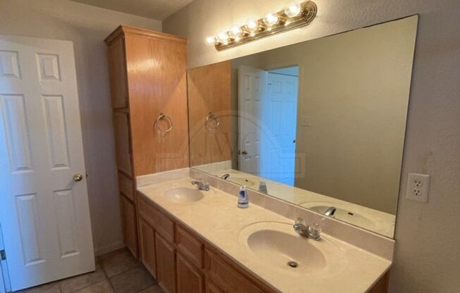 3 beds, 2 baths, $1,225, Unit 3607 Dustin Ct Unit B