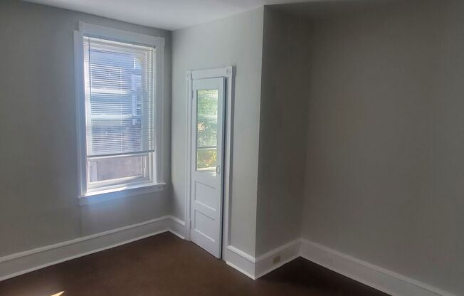 2 beds, 1 bath, $1,100, Unit 2nd Floor