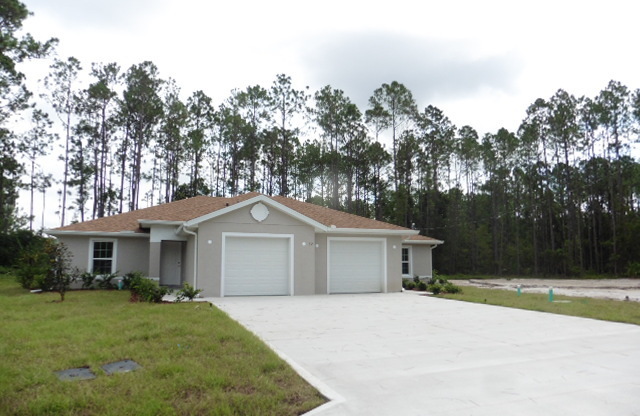 Gorgeous 3 Bed 2 Bath Duplex Home in Lehigh Woods of Palm Coast!