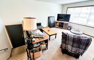 Off Campus Housing Option - Spacious 3 Bedroom Unit!