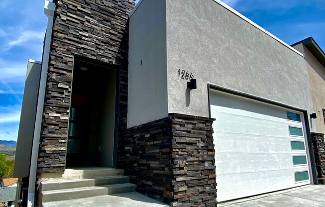 Close to Micron, 3 Bedroom 3 bath w/ a Million Dollar View!