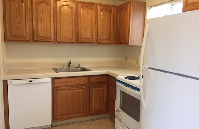 Montavilla Townhouse Style Apartment!