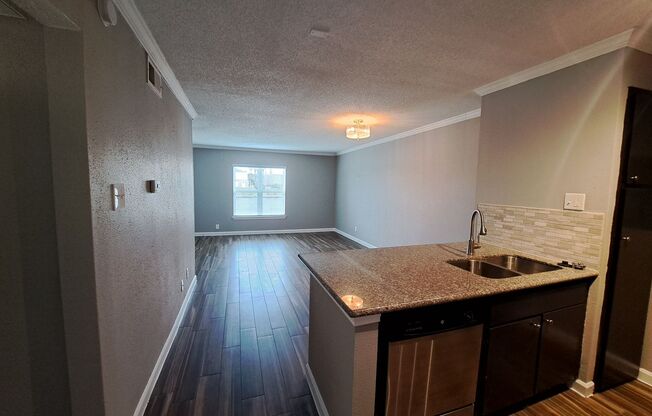 1 bed, 1 bath, 670 sqft, $976, Unit 2633