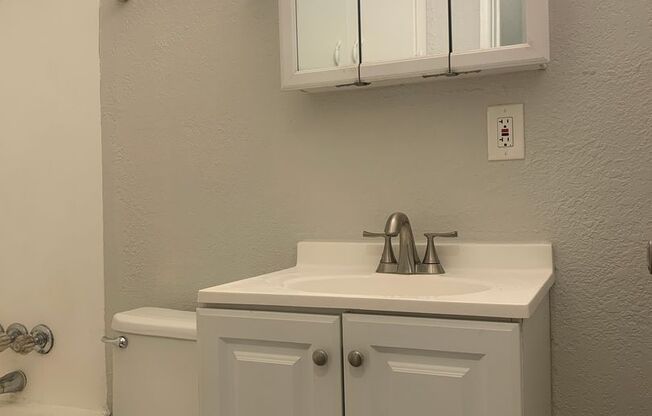 2 beds, 1 bath, 825 sqft, $995, Unit 6124-C