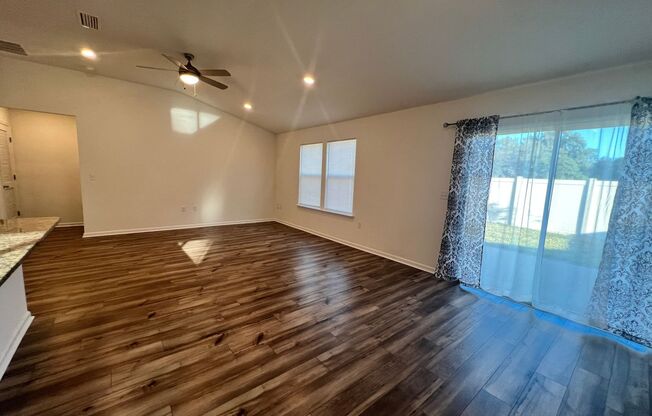 3 bedroom 2 bath - 463 Red Dahlia Ln