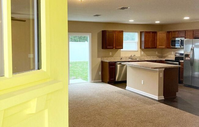 Roomy 3BR Home in NW Jacksonville – 2.5 Baths & Backyard Space!