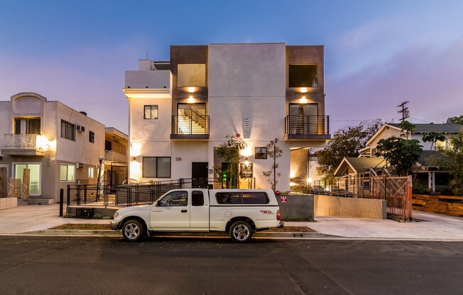 Come home to these New Modern Townhouse in Hollywood!