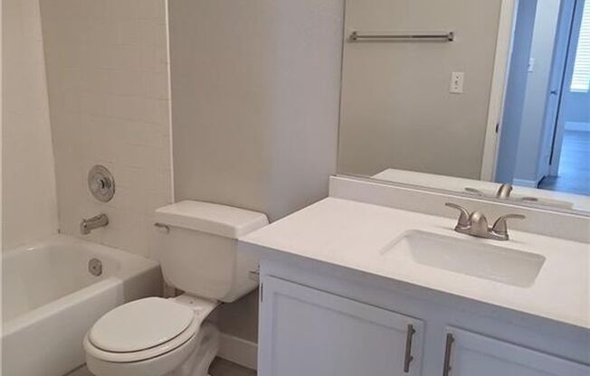 2 beds, 2 baths, $1,350, Unit Building 4