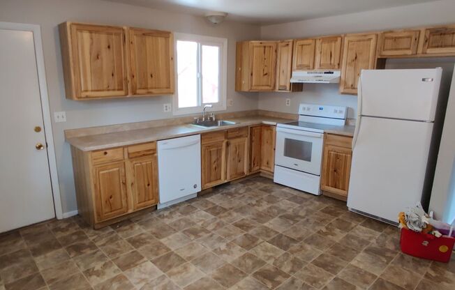 2 beds, 1 bath, $1,595