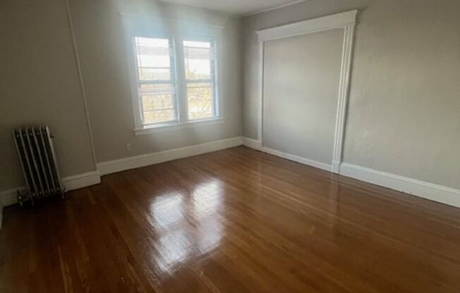 3 beds, 1 bath, $1,800, Unit 92 Woodside Unit #4R