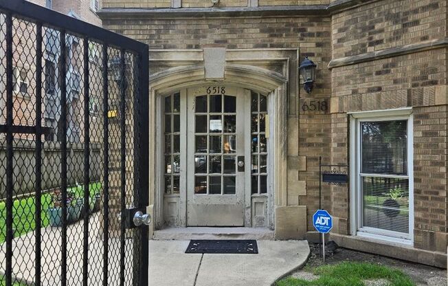6518 N Mozart St, Unit 1 Chicago, IL, 60645