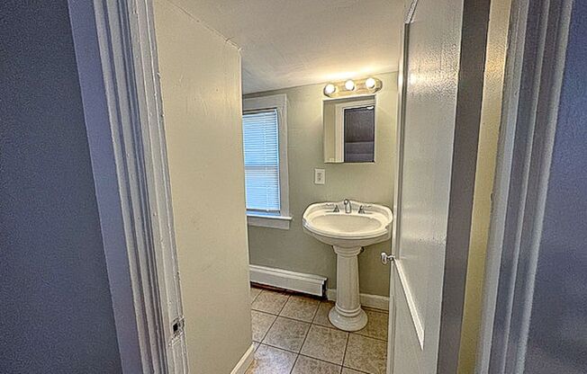 4 beds, 2 baths, $2,200, Unit 2FL