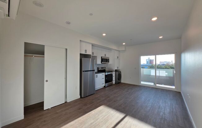 Studio, 1 bath, 327 sqft, $1,790, Unit 308