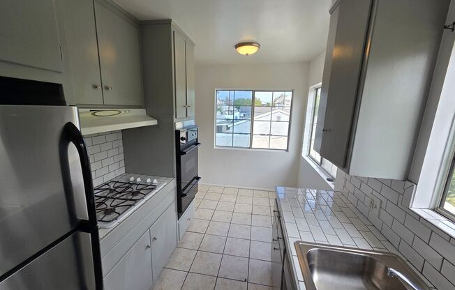 256 W Valencia Ave