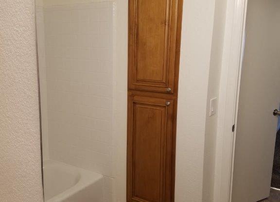 2x2L bathroom storage closed