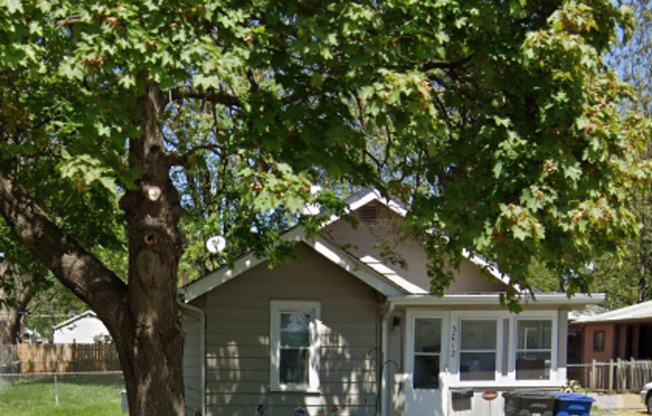 2 beds, 1 bath, $1,095