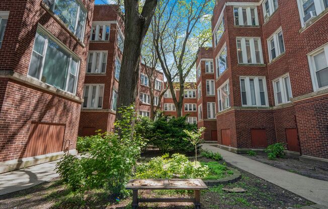 6565 N. Lakewood – Renovated Rogers Park Apartments