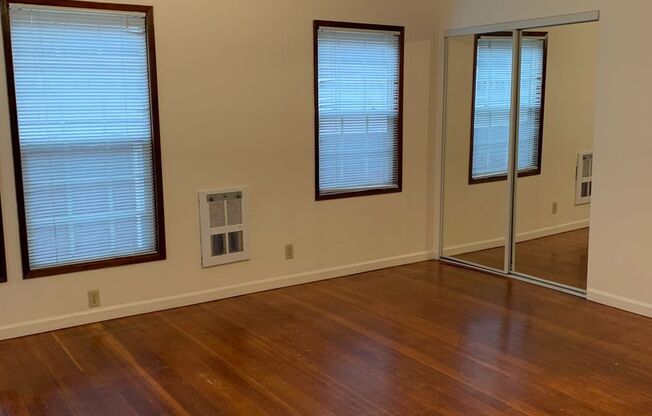 Studio, 1 bath, 300 sqft, $945, Unit 3