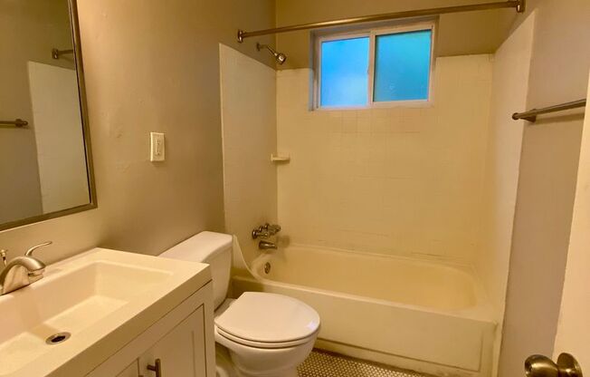 2 beds, 1 bath, 850 sqft, $1,700, Unit 475-B23