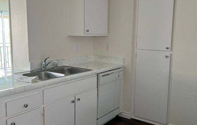 2 beds, 1 bath, 800 sqft, $2,150, Unit 50