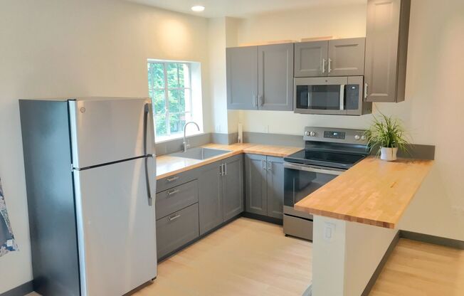 Sunnyside/Belmont 3rd Flr Studio with Garage - Modern Upgrades in a Character-Rich Building