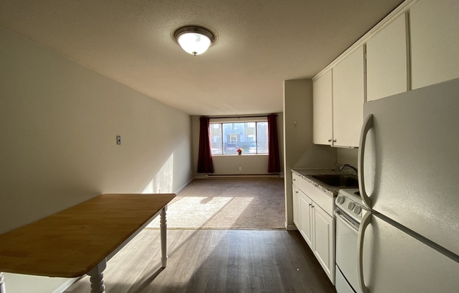 1 bed, 1 bath, 750 sqft, $1,400, Unit 1R