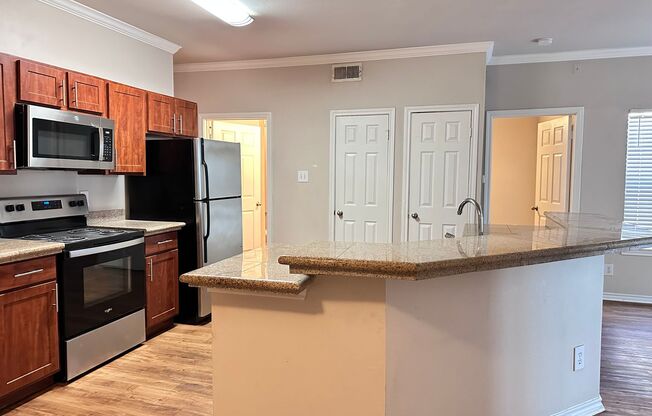 2 beds, 2 baths, $1,595, Unit Unit 811