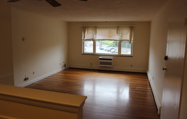 2 beds, 1 bath, 710 sqft, $2,400, Unit 2-4
