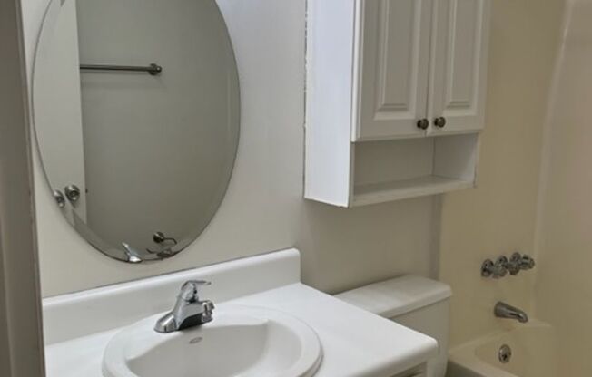 2 beds, 1 bath, 940 sqft, $1,100, Unit 184L