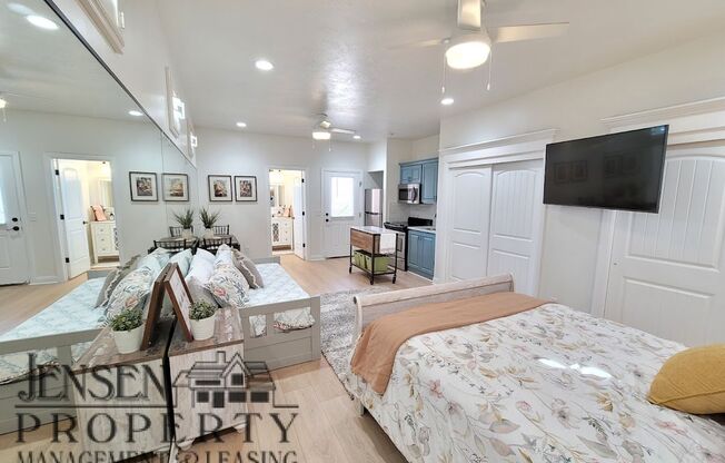 1 bed, 1 bath, $1,095, Unit (Detached Casita)