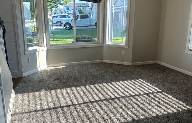 Extra Large Home For Rent, 4 Bedrooms!