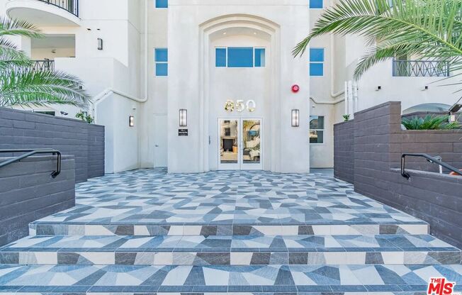 850 CRENSHAW BLVD
