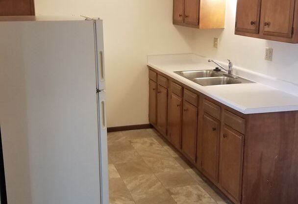 2 beds, 1 bath, $855, Unit 01