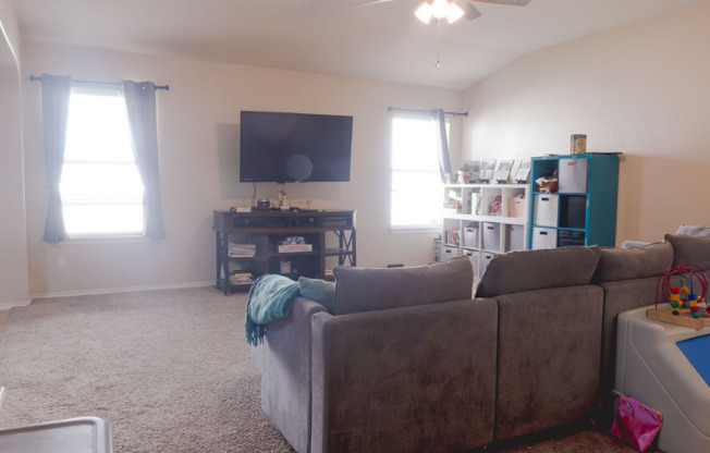 606 LAKEMONT DR