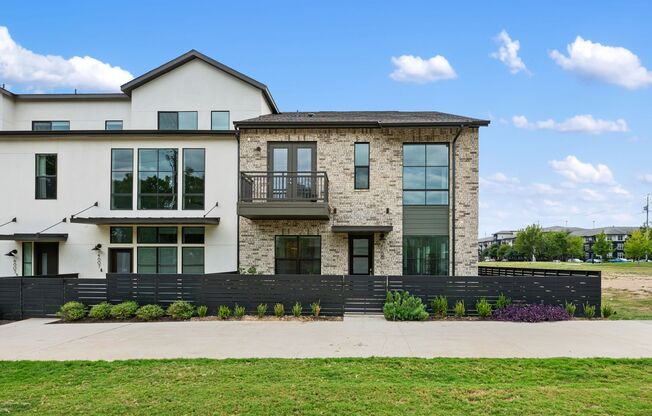 AVAILABLE NOW: 3 BD / 3.5 BA in Central Austin