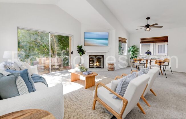 Rancho Bernardo, 11263-D Avd De Los Lobos, Upper Corner unit, AC, Fireplace, Comm Pool, Spa, Tennis and Fitness.