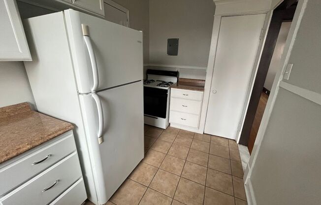 2 beds, 1 bath, $1,250, Unit 23B