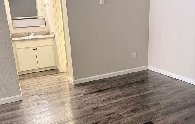 Studio, 1 bath, 520 sqft, $895, Unit 107
