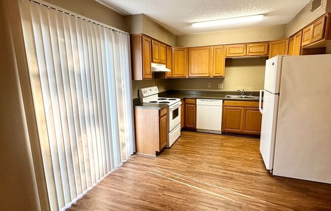 2 beds, 1.5 baths, 1,150 sqft, $975, Unit J02