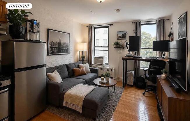267 E 10 ST