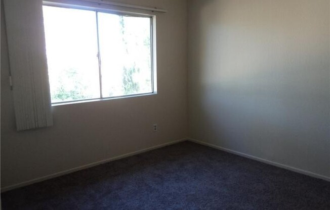 LIVE THE DREAM IN A PRIVATE HOA COMMUNITY IN RIALTO! *** 3 BEDROOM + LOFT! ***