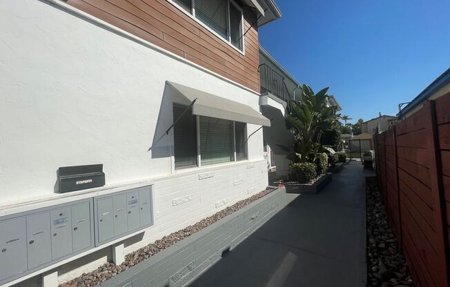 2 beds, 1 bath, 828 sqft, $2,150, Unit 4455 1/2 52nd Street